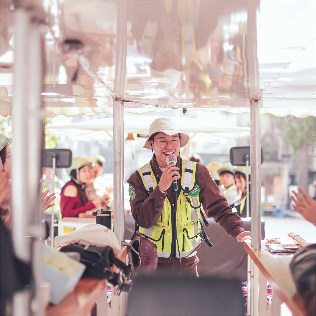 Seoul Tram guide smiling and introducing the tour to guests 首尔电车导览员微笑着为游客讲解行程