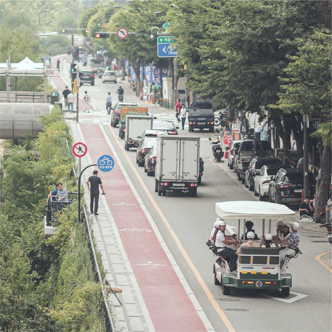 Seoul Tram riding down a tree-lined road on a summer afternoon 夏日下午，首尔电车行驶在绿树成荫的街道上